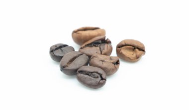 Kavrulmuş kahverengi kahve çekirdekleri beyaz izole