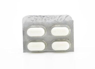 Beyaz arka planda ambalaj kağıtlarında uzun beyaz haplar