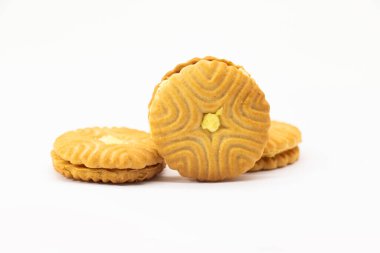 Sarı ananas aromalı bisküvi. Beyaz arka planda izole edilmiş.