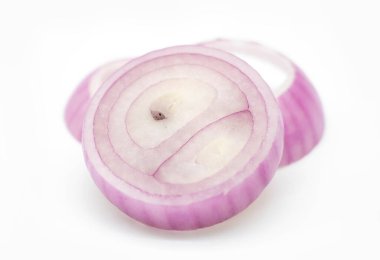 Beyaz arkaplanda soğan dilimi ya da hamburger malzemesi izole edilmiş.