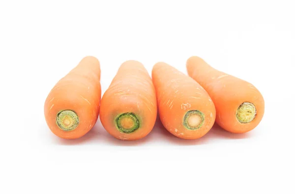 新鲜的四只胡萝卜在白色背景上被隔离开来 — 图库照片
