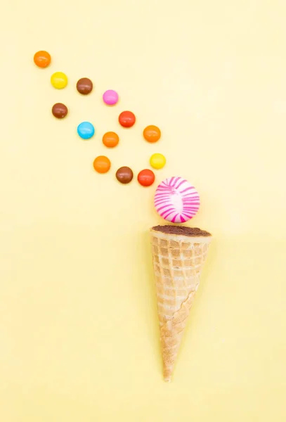 Coloridos Caramelos Sobre Fondo Color — Foto de Stock