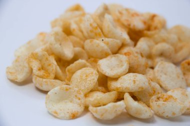 İzole çipler. Beyaz arka planda izole edilmiş bir grup patates cipsi.