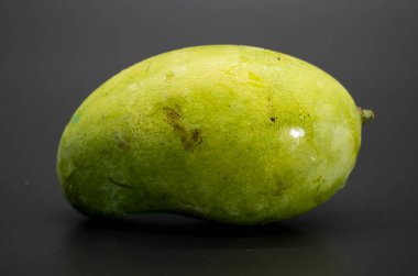 Siyah arka planda su damlaları olan mango meyveleri.