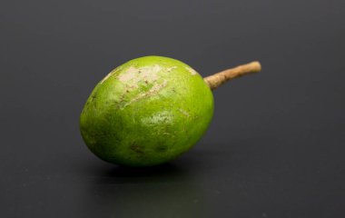 Tek domuz eriği meyvesi siyah arkaplanda izole edilir.