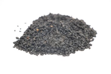 Nigella sativa tohumları yakın görüntüde. seçici odak, beyaz arkaplan üzerinde siyah kimyon