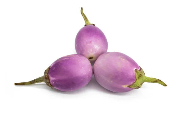 Primo Piano Tre Rotondo Viola Brinjal Sfondo Bianco — Foto Stock