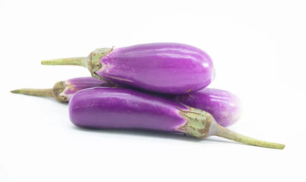 白背景的长紫罗兰或茄子 — 图库照片