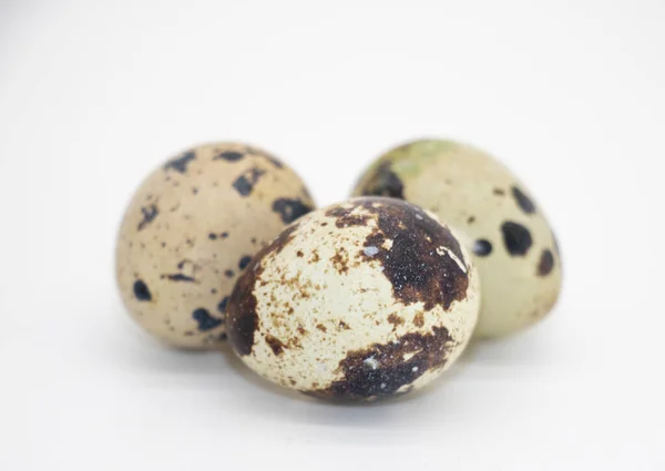 Enfoque Selectivo Tres Huevos Codorniz Aislados Sobre Fondo Blanco —  Fotos de Stock