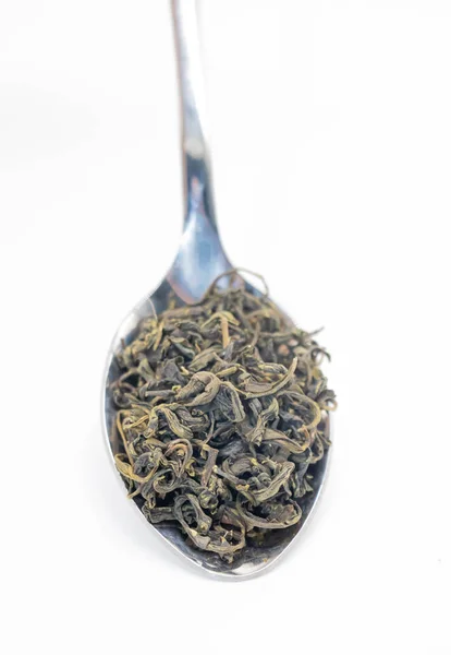 Πράσινο Τσάι Και Κουτάλι Αποξηραμένα Φύλλα Πράσινου Τσαγιού Λευκό Φόντο — Φωτογραφία Αρχείου