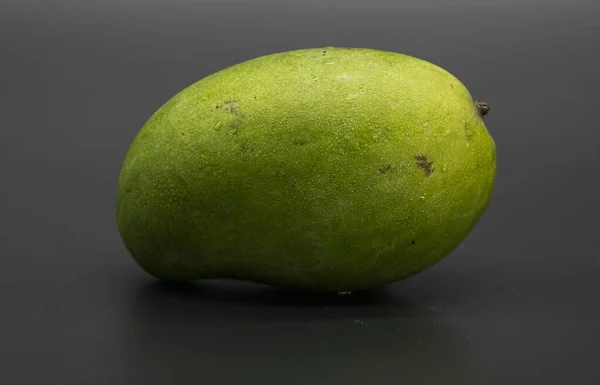 Mango Una Fruta Orgánica Natural Fresca Sobre Fondo Negro — Foto de Stock