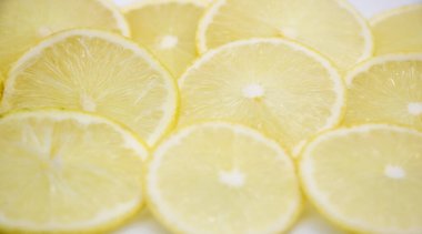 Sarı limon dilimleri desenli arka plan. seçici odak