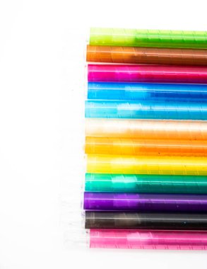 Renkli kalem beyaz arkaplanda izole edilmiş, seçici odak