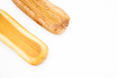Beyaz arka planda izole edilmiş iki taze çıtır Fransız ekmeği.