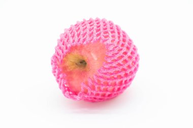 Elma plastik köpük ağı beyaz arka planda izole edilmiş. Paketleme malzemesi.