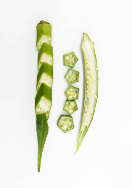 beyaz arka planda farklı bamya parçaları ya da Lady Finger tasarımı