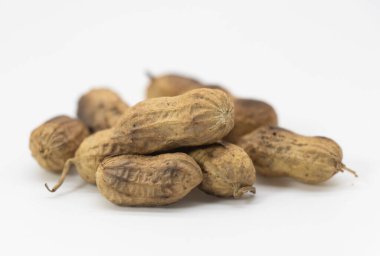 Yakın planda kurumuş fıstık, beyaz arka planda izole edilmiş.