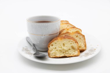 Beyaz arkaplanda çay izole edilmiş kek.