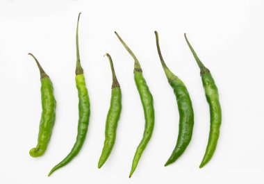 Kırpma yolu ile beyaz arkaplanda yeşil biber izole