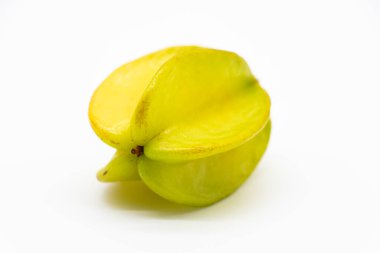 Taze taze Carambolas ya da beyaz arka planda Star meyvesi