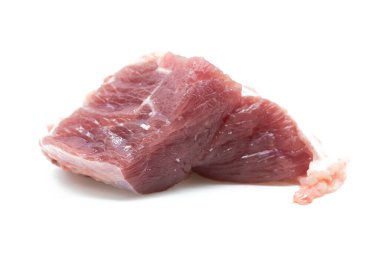 Beyaza izole edilmiş sığır eti küpleri..