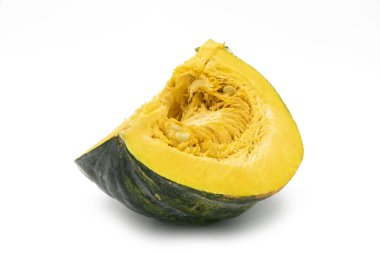 Beyaz arka planda balkabağı dilimleri.