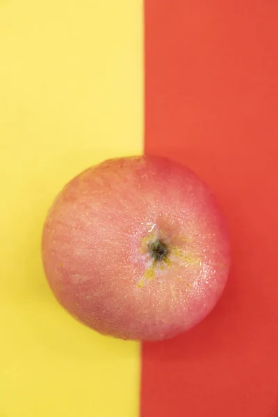 Apfel Isoliert Auf Gelbem Und Rotem Hintergrund Draufsicht — Stockfoto