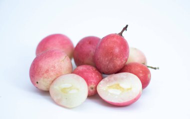 Kırmızı ve beyaz böğürtlenler beyaz arkaplanda izole edilmiş.