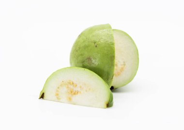 beyaz arkaplanda izole edilmiş taze guava.