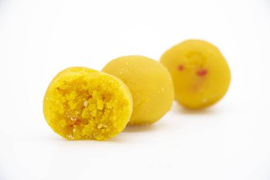 Hindistan cevizi laddoo dilimi yakın plan beyaz arkaplanda izole