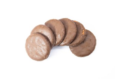 Beyaz arka planda çikolata kaplı bisküviler, seçici odak