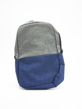 beyaz zemin üzerinde duran sırt çantası