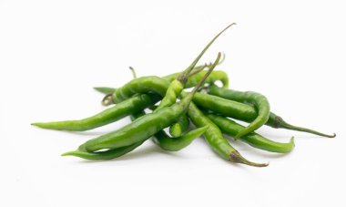 Beyaz arkaplanda yeşil biber izole edilmiş