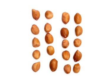 Soyulmamış fıstıklar beyazda izole edilmiş. Üst görünüm.