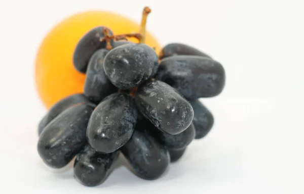 Gros Plan Raisins Noirs Isolés Sur Fond Blanc — Photo