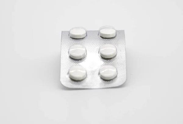 Στρογγυλά Λευκά Χάπια Φύλλα Συσκευασίας Λευκό Φόντο Φάρμακο Δισκίο — Φωτογραφία Αρχείου
