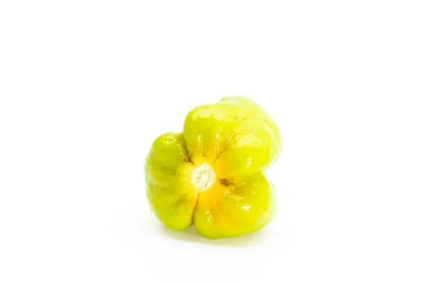 白色背景下的单绿色辣椒或纳加辣椒分离物 — 图库照片