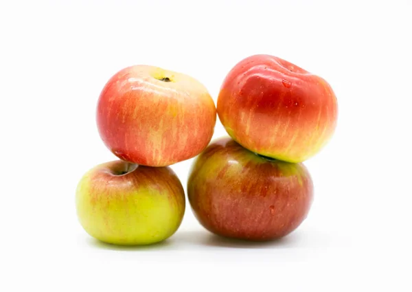 苹果在白色背景下分离 — 图库照片