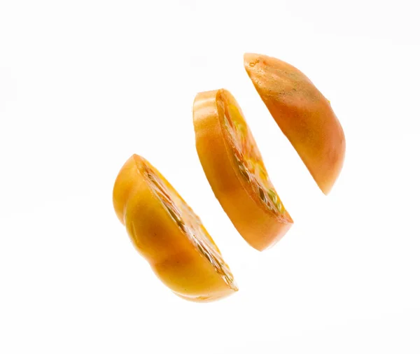Tre Skivor Tomater Flyger Isolerad Vit Bakgrund — Stockfoto