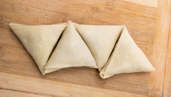 Ahşap Arka Planda Sebzeli Samosa — Stok fotoğraf