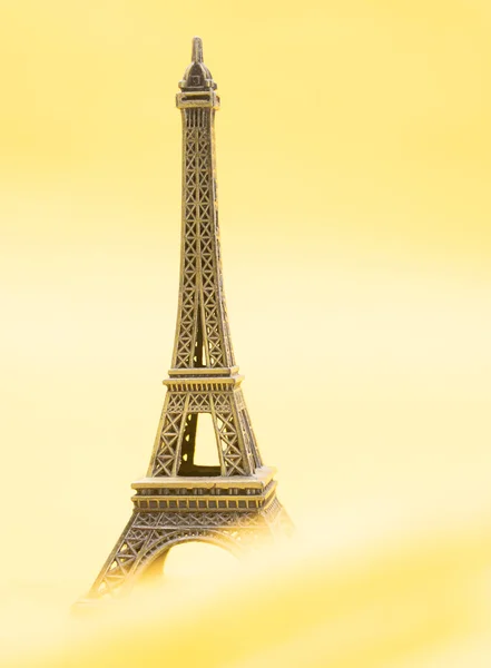 Torre Eiffel París Francia Aislado Fondo Amarillo — Foto de Stock