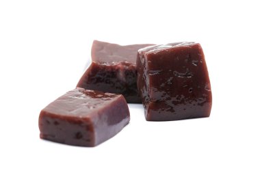 Beyaz arka planda taze sığır ciğeri izole edildi.