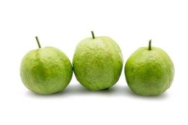 Tüm Guava beyaz arkaplanda izole edildi