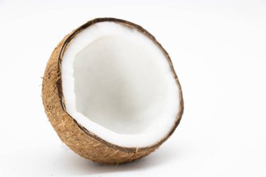 yarısı beyaz zemin üzerine izole Hindistan cevizi