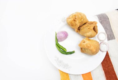 Patates ve Maida 'nın yaptığı kızarmış Singara beyaz arka planda, baharatlı atıştırmalıklar.