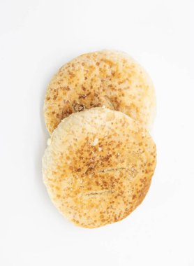 bakorkhani yuvarlak ekmek beyaz arka planda izole, üst görünüm
