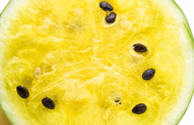 Kapalı karpuz beyaz zemin üzerinde izole edilmiş..