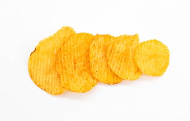 yığın beyaz zemin üzerine patates cips