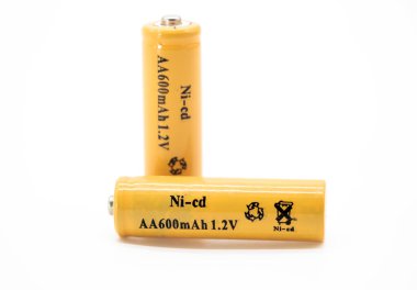 AA boyutunda piller beyaz arkaplanda izole edilmiş, Ni-Cd daha iyi 1.2v, seçici odaklı