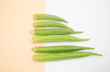 Arka planda taze bamya, üst görünüm, seçici odak